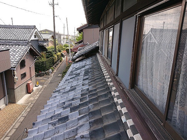 窓際に続く瓦屋根